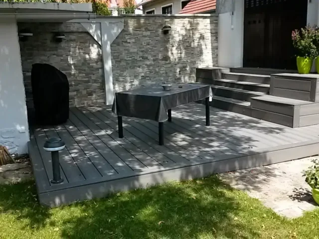 Construction de terrasse surélevée en lames composites, marches larges et finition contemporaine.